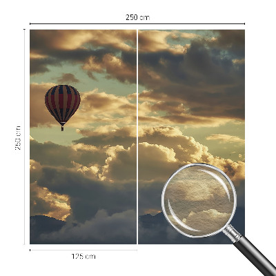 Mural de pared con estampado hermoso con el diseño de un globo entre nubes