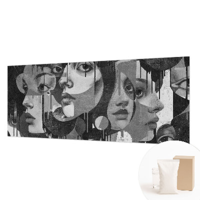 Mural decorativo con un diseño de rostros de mujeres
