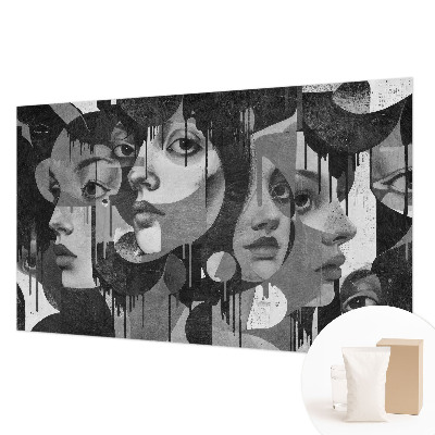 Mural decorativo con un diseño de rostros de mujeres