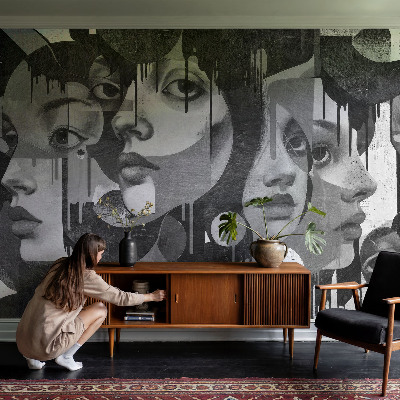 Mural decorativo con un diseño de rostros de mujeres