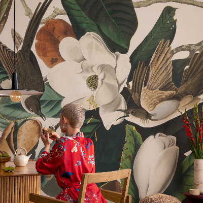 Papel mural texturado decorativo con un motivo de magnolias y pájaros