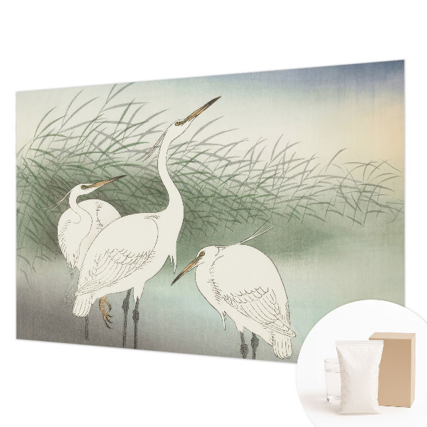 Mural decorativo con diseño de garzas entre la hierba