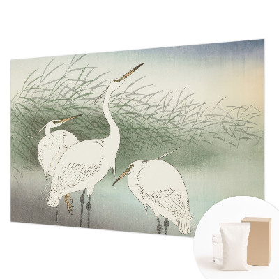 Mural decorativo con diseño de garzas entre la hierba