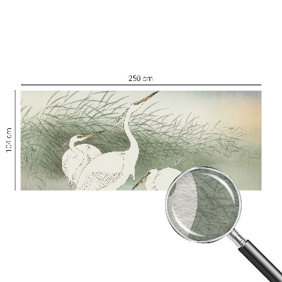 Mural decorativo con diseño de garzas entre la hierba