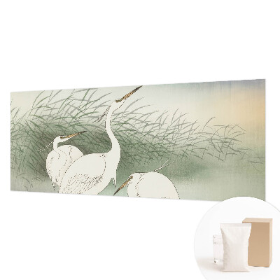 Mural decorativo con diseño de garzas entre la hierba