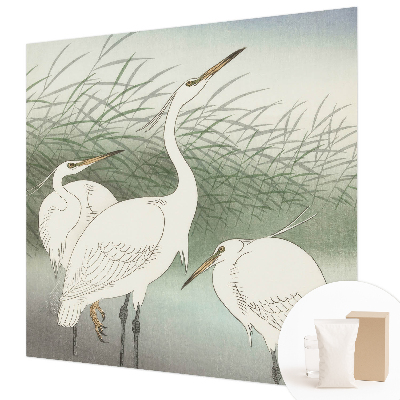 Mural decorativo con diseño de garzas entre la hierba