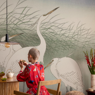 Mural decorativo con diseño de garzas entre la hierba