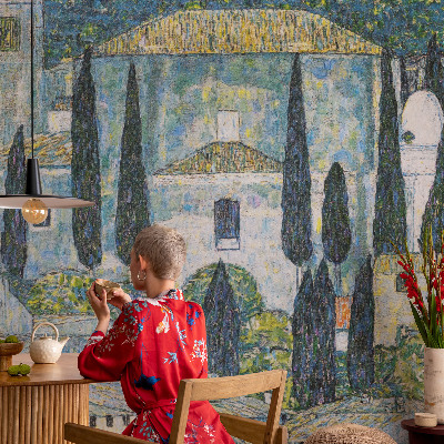Mural decorativo con diseño de casas entre cipreses