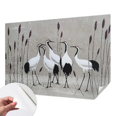 Papel mural con patrón decorativo con un diseño de una bandada de grullas