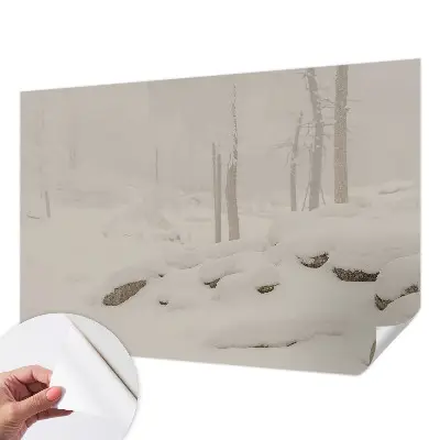 Papel mural con patrón decorativo con un motivo de bosque nevado