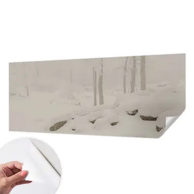 Papel mural con patrón decorativo con un motivo de bosque nevado