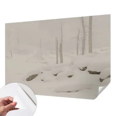 Papel mural con patrón decorativo con un motivo de bosque nevado