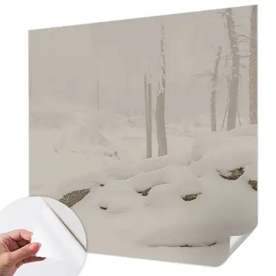 Papel mural con patrón decorativo con un motivo de bosque nevado