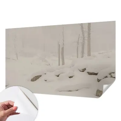 Papel mural con patrón decorativo con un motivo de bosque nevado