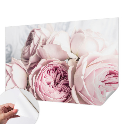 Papel mural con patrón decorativo con un motivo de rosas rosadas