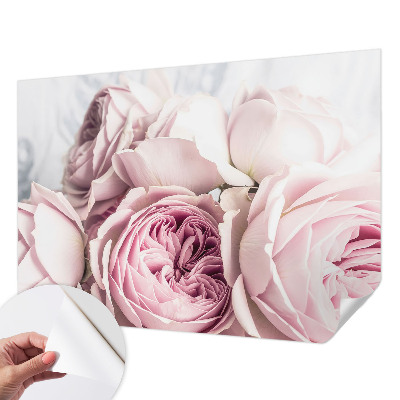 Papel mural con patrón decorativo con un motivo de rosas rosadas