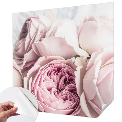 Papel mural con patrón decorativo con un motivo de rosas rosadas