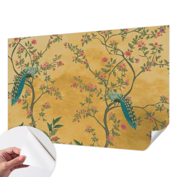 Papel mural con patrón decorativo con estampado de árboles y motivos de pavo real