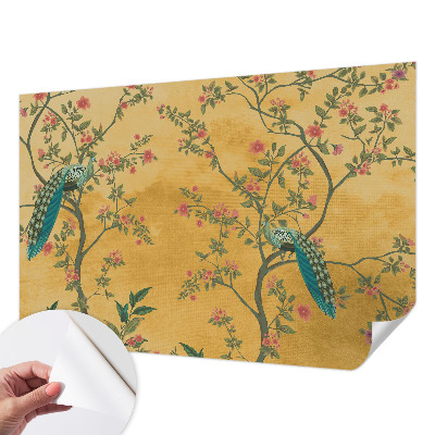 Papel mural con patrón decorativo con estampado de árboles y motivos de pavo real