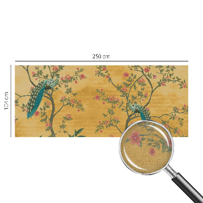 Papel mural con patrón decorativo con estampado de árboles y motivos de pavo real