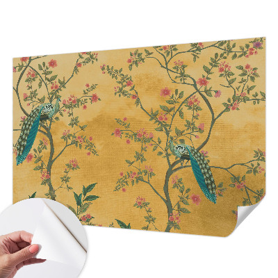 Papel mural con patrón decorativo con estampado de árboles y motivos de pavo real