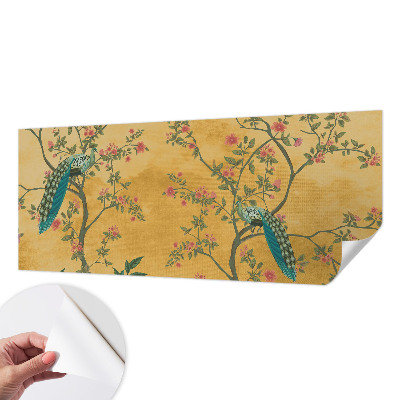 Papel mural con patrón decorativo con estampado de árboles y motivos de pavo real