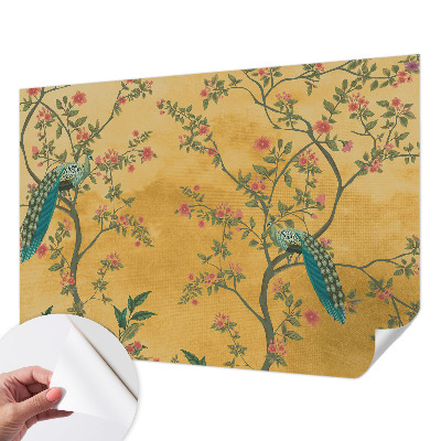 Papel mural con patrón decorativo con estampado de árboles y motivos de pavo real