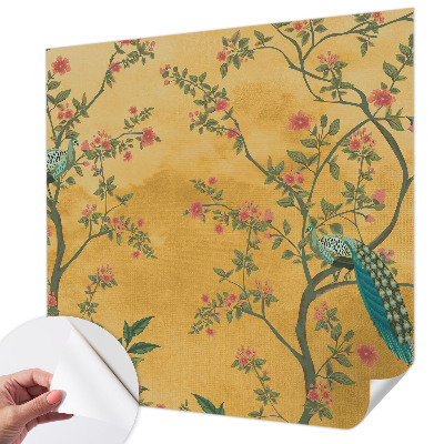 Papel mural con patrón decorativo con estampado de árboles y motivos de pavo real