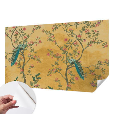 Papel mural con patrón decorativo con estampado de árboles y motivos de pavo real