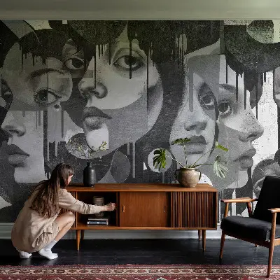 Papel mural texturado decorativo con estampado de rostros de mujeres