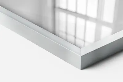 Espejo de pared con marco plateado moderno y elegante