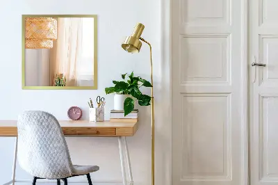 Espejo de pared con marco dorado complemento de estilo elegante