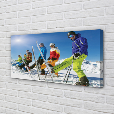 Cuadros sobre lienzo Montañas de invierno esquiadores