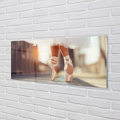 Cuadro de cristal Zapatillas de ballet blancas piernas de la mujer