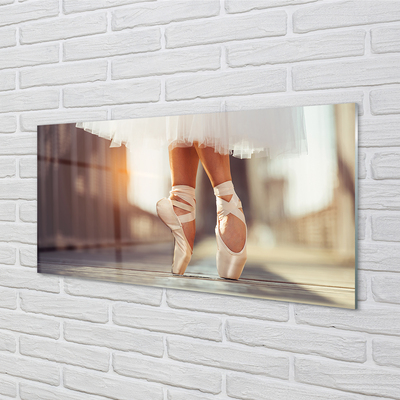 Cuadro de cristal Zapatillas de ballet blancas piernas de la mujer