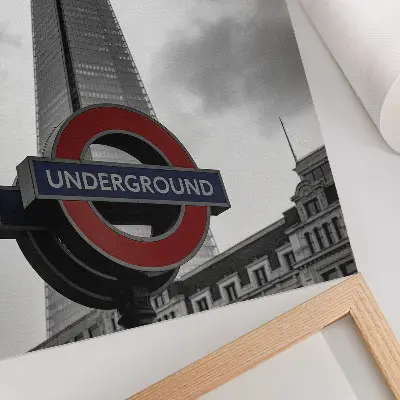 Póster con diseño minimalista de letrero de metro en rascacielos moderno
