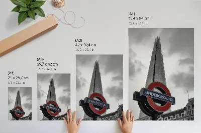 Póster con diseño minimalista de letrero de metro en rascacielos moderno