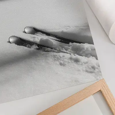 Lienzo decorativo moderno con diseño minimalista de esquíes en tonos blanco y gris que transmite paz
