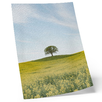Póster con colores saturados Un árbol en una colina en un campo amarillo