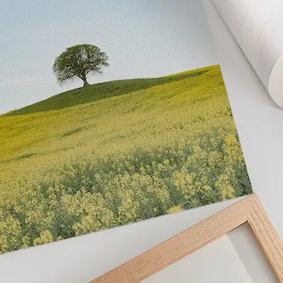 Póster de árbol en una colina con colores saturados sobre un campo amarillo