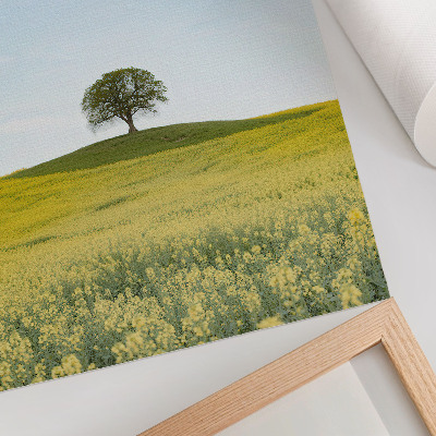 Póster con colores saturados Un árbol en una colina en un campo amarillo