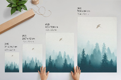 Póster con colores saturados Un ave del bosque de niebla suave se eleva muy por encima de los árboles