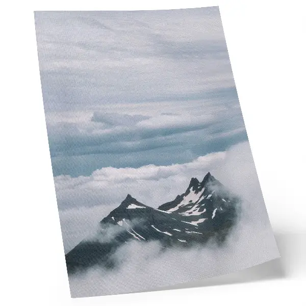 Lámina artística de alta calidad cumbres montañosas entre la niebla para una decoración elegante y tranquila