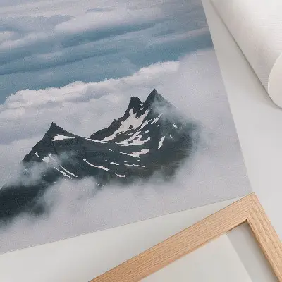 Lámina artística de alta calidad cumbres montañosas entre la niebla para una decoración elegante y tranquila