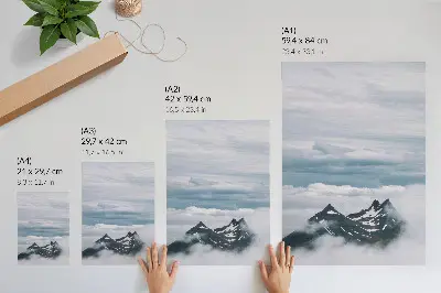 Lámina artística de alta calidad cumbres montañosas entre la niebla para una decoración elegante y tranquila