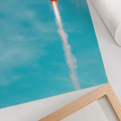 Lienzo decorativo moderno Un cohete ascendiendo hacia el cielo azul