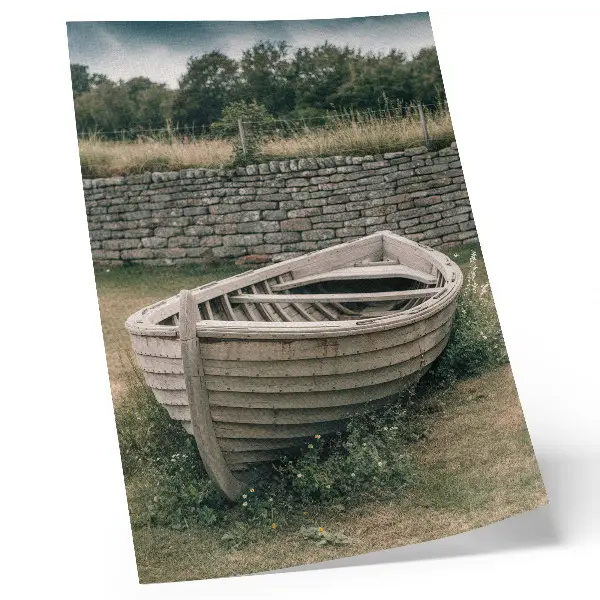 Lienzo decorativo moderno barco abandonado en un muro de hierba con temática de naturaleza y paz
