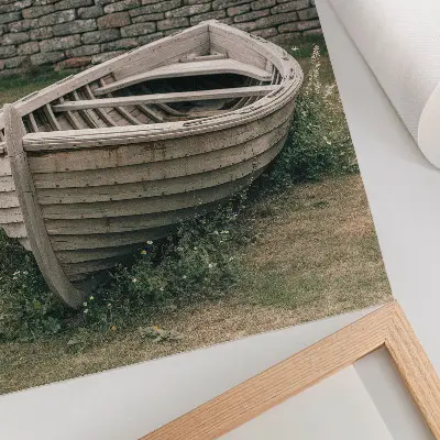 Lienzo decorativo moderno barco abandonado en un muro de hierba con temática de naturaleza y paz