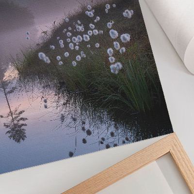 Póster Una mañana tranquila junto al lago en la niebla.