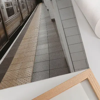 Póster de andén de metro moderno diseño con espacio arquitectónico dinámico